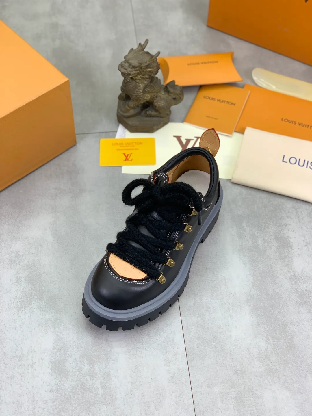 Men's shoes 💰P680 new LV | Louis Vuitton 🧡💚2025 autumn and winter new models, top version ⚠️ The counter features the latest LV REMIX lace-up mountaineering derby shoes, new hard goods 🆕 ❥BS purchasing level! Full of high-end feel! A popular model among bloggers at home and abroad, it’s retro and fashionable, and looks stunning on your feet! Mainly recommended models on the official website★ ━━━━━ ЅᏇєєt ━━━━━ ▪️Upper: top-grade first-layer cowhide ▪️Lining: imported sheepskin ▪️Outsole: original open-molded TPU non-slip outsole ▪️Sole height: 3.5cm ▪️Shoe size: Women 35-41 (41 customization is not returnable) Male 39-45 (46 customized, non-refundable)